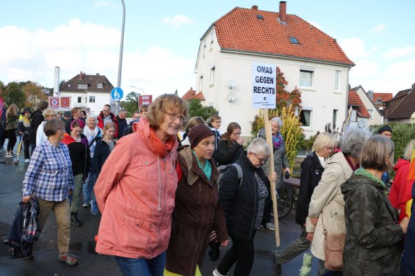 Ein breites Bündnis aus Vereinen, Parteien und engagierten Bürgern hat sich am Samstagmittag zusammengeschlossen, um gegen die Rechten zu demonstrieren. - © Kirsten Fuhrmann