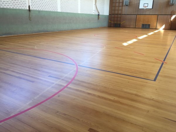 In den Sommerferien wurde der Boden der Lother Turnhalle saniert. - © Stadt Schieder-Schwalenberg