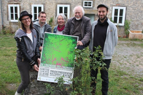 Voller Vorfreude: (von links) Christiane Limper, Bewohner Paul
Moser, Gesine Bahn, Wolfgang Stratmann sowie der Bewohner Max Dettling. - © Michaela Weisse