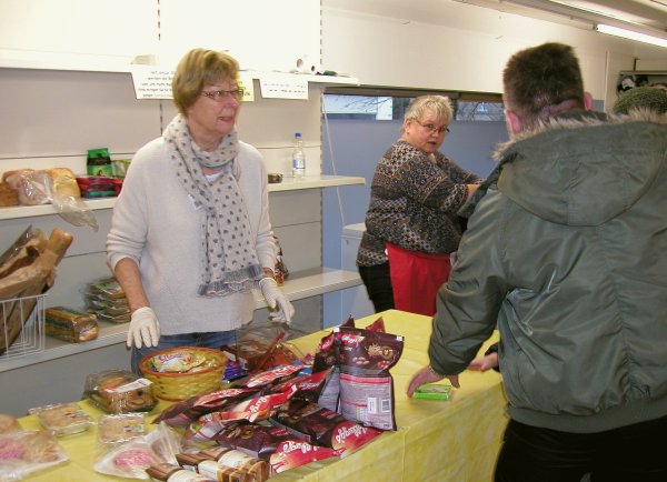 Tafel-Mitarbeiterinnen Erika Fischer (links) und Dorette Kroll beraten ihre Kunden bei der Ausgabe von Lebensmitteln. - © Wulf Daneyko