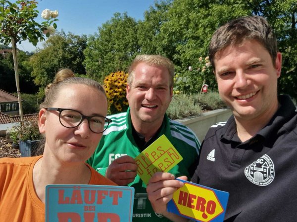Die Varenseller Vorstandsmitglieder Kerstin Lütkebohle, Tobias Kauling und Frank Schulte-Tickmann (v.l.) kurz nach dem Blutspenden auf dem Balkon des Blutspendedienstes Bethel. - © SC Grün-Weiß Varensell