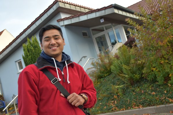 Som Sunwar steht vor dem Gemeindehaus in Langenholzhausen. Der 25-jährige Nepalese ist Jugendreferent der evangelisch-reformierten Kirchengemeinde.  - © Raphael Rode