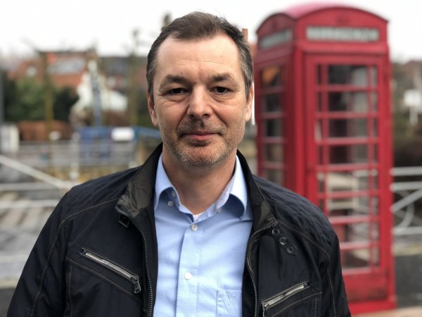 Oliver Siekmann steht vor der roten Telefonzelle an der Millau-Promenade. Seit gut einem Jahr ist er der Geschäftsführer des Stadtmarketings und zeitgleich sein einziger Mitarbeiter. - © Sven Kienscherf