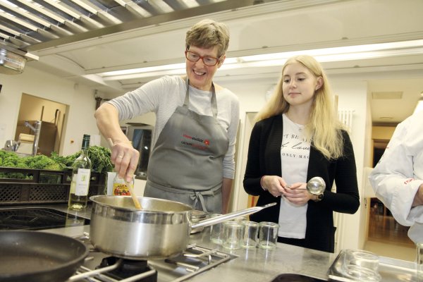 Angelika Welsche (links) aus Blomberg kocht ihre Stachelbeergrütze - © Vera-Gerstendorf-Welle