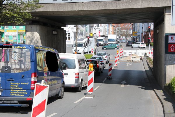 Lange Schlangen: An der Kreuzung von Paulinen-, Industrie- und Wotanstraße hat es gestern Stau gegeben. Die Warteschlangen reichten weit zurück in die City und in der Gegenrichtung die Lemgoer Straße hinauf. - © Jana Beckmann
