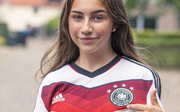 Cosma Abendroth zeigt stolz auf das DFB-Wappen. Mit der Einladung zum Lehrgang in Duisburg ist auch ihr erster Einsatz in der Nationalmannschaft näher gerückt. - © Volker Abendroth