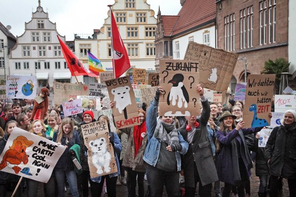 Engagiert fürs Klima: Bereits im März sind die Schüler wie hier in Lemgo auf die Straße gegangen. - © Bernhard Preuss