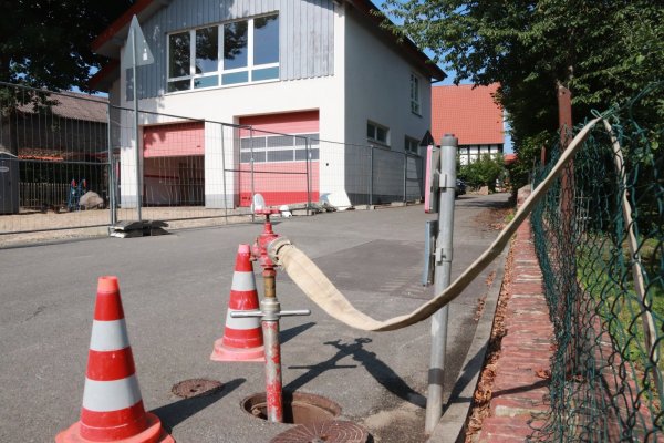 Bautätigkeit: In Kürze wird in Hagen eine neue Halle für die Feuerwehrfahrzeuge entstehen. Das alte Gebäude (im Hintergrund) wird saniert. Hier werden Schulungs-, Umkleide- und Sanitärräume untergebracht. - © Knut Dinter