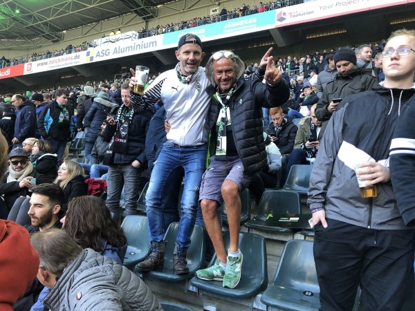 Stimmung im Borussen-Park: Der „Fänger" Detlev Redeker (mit kurzem Beinkleid) ist ein glühender Mönchengladbach-Anhänger und trägt den grün-weiß-schwarzen Schal mit Inbrunst.  - © Detlev Redeker