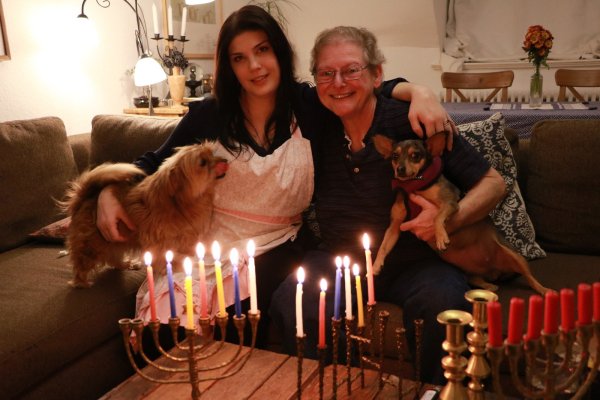 Megan Marie Hart (links) und Joanne Herzberg feiern zusammen Hanukkah. Jeden Abend wird eine der acht Kerzen in ihren Menoras angezündet. Die neunte Kerze, der Schamasch, dient nur zum Anzünden der anderen. - © Yvonne Glandien