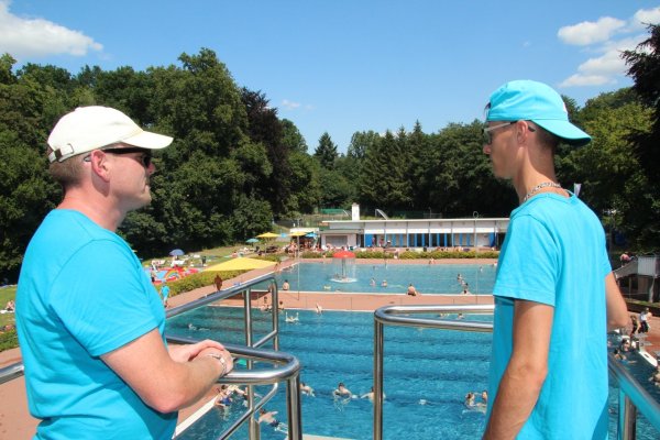Jörg Mengedoht (41, links) und sein Kollege Sebastian Scheller (23) betrachten die Becken im Blomberger Freibad vom Fünfer aus. Die Schwimmaufsicht umrundet die Becken und kann im Notfall sofort eingreifen. - © Silke Buhrmester