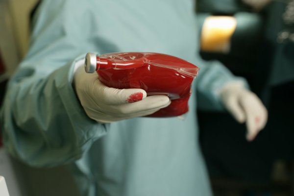 Nachdem sich der Blutspendedienste von Beginn der Coronakrise an darauf einstellen musste, weit weniger Blut für die Versorgung der Patienten bereitzustellen, weil die Kliniken ihre Kapazitäten für die Norfallversorgung der Covid-19-Patienten umstellten, schalten diese nun wieder in den Normalbetrieb. - © picture alliance