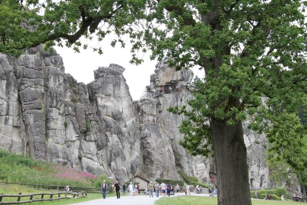 Die Externsteine locken jedes Jahr Besucher in den Teutoburger Wald - © Landesverband Lippe