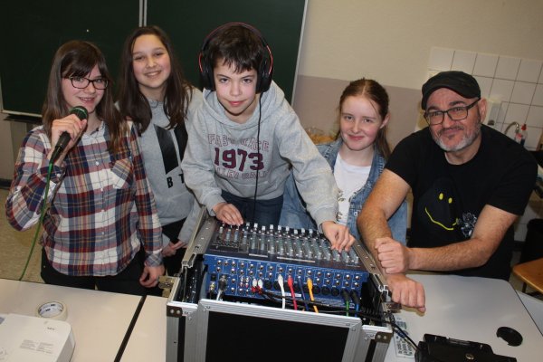 Milaine (13, von links), Stella (13), Marlon (10) und Evelyn (15) freuen sich, dass sie mit der Unterstützung von Gandhi Chahine, einem der ersten deutschsprachigen Rapper, einen eigenen Song produzieren dürfen. - © Michaela Weiße
