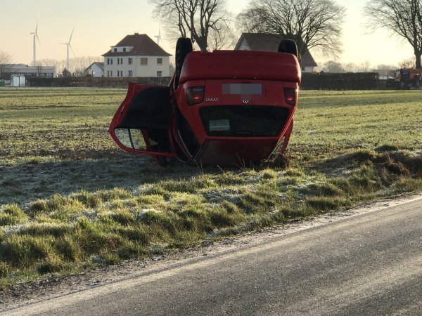 Der Polo blieb auf einem Feld auf dem Dach liegen. - © Sandra Castrup