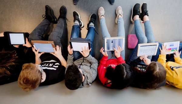 Tafel war mal: Digitalisierung ist aber nicht nur Ausstattung mit Notebooks. Sondern Modernisierung von Didaktik und Kommunikation. - © dpa