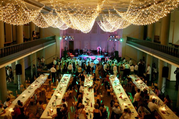 Abi-Bälle werden immer glamouröser - zum Unmut vieler Eltern. - © Roland Holschneider/dpa