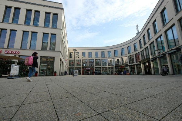 Nach dem Vorbild des Platzes vor der Rosental-Galerie soll die Pflasterung der übrigen Langen Straße erfolgen. 2021 könnte am Hornschen Tor der Ausbau bereits starten – zunächst bis Wiese, dann von Wiese bis Marktplatz und von dort bis in etwa zur Galerie. - © Sven Koch