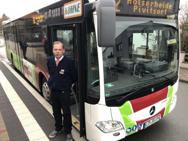 Fahrer Henry Immand steht vor einem neuen Hybridbus. Seit Oktober ist der abgasarme Stadtbus auf der Straße. - © Sven Kienscherf