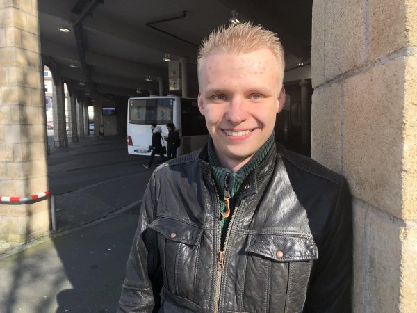 Henri Manuel Bögeholz steht am ZOB in Bad Salzuflen. Er will den Nahverkehr ausbauen. - © Sven Kienscherf