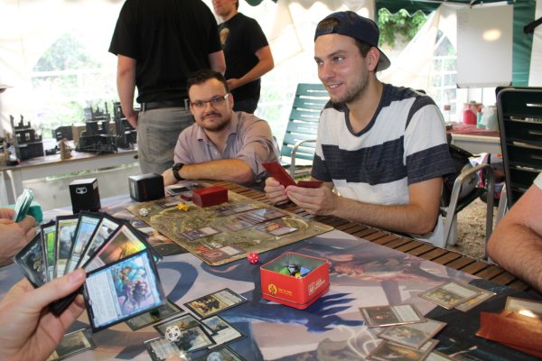 Wachsende Community: Paul Reich schaut Alex Engelhardt (von links) in die Karten, der in ein "Magic: The Gathering"-Spiel vertieft ist. - © Sandra Castrup