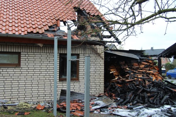 Nur Trümmer: Vom Carport aus suchten sich die Flammen einen Weg in den Dachstuhl des Hauses. - © Wolfgang Becker