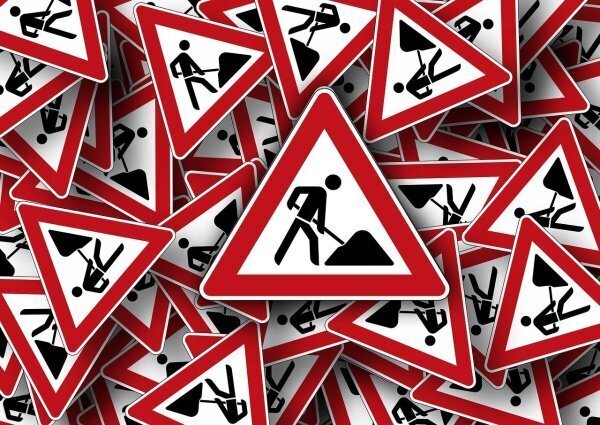 Für die Autofahrer sind Umleitungen ausgeschildert. - © Pixabay