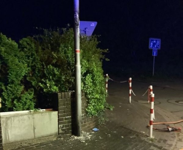 Die Plakate verschiedener Parteien gingen in Flammen auf. - © Feuerwehr Bad Salzuflen