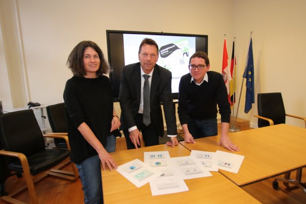 Sandra Linnenbecker (Jugendförderung) Frank Hilker (1. Beigeordneter und Kämmerer und gleichzeitig Fachbereichsleiter Jugend, Schule, Sport) und Michael Koch (Integrierte Sozialplanung; von links) schauen sich die Ergebnisse der Jugendbefragung an. - © Patrick Bockwinkel