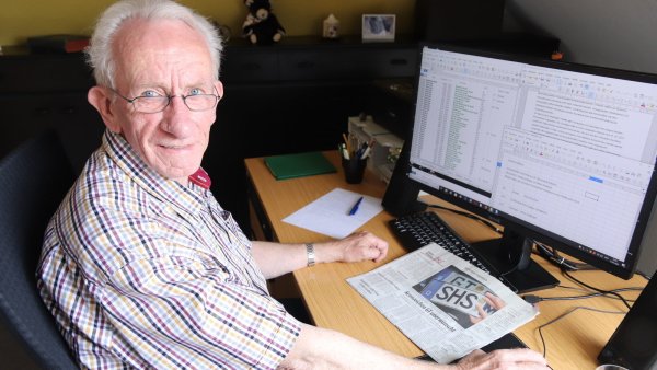 Auf dem Monitor von Hubert Böhnensiekers Computer sind die Listen zu sehen, die er erstellt und somit ein eigenes Kfz-Kennzeichen für jede Kommune in Deutschland entwickelt hat. Es sind mehr als 4.400 Kommunen. Und ebenso viele Kennzeichen. - © Birgit Guhlke