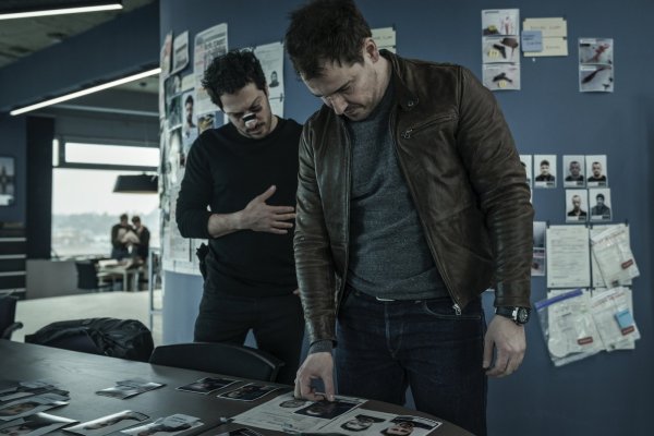 Unfreiwilliges Duo: Der türkische Kommissar Erol Birkan (Fahri Yardim) und sein Kollege Kurt Grimmer (Felix Kramer) müssen gemeinsam die Mordkommission "Rote Karte" leiten. - © Stefan Erhard