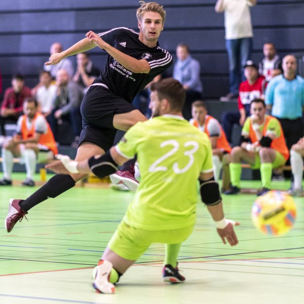 Riesenchance - In den ersten Minuten des Spiels taucht Artur Esko (schwarz, links) völlig unbedrängt vor dem Kölner Keeper Maximilian Bartsch (vorne, grün) auf. Der Schuss geht knapp am Gästetor vorbei. Foto: Egon Penner. - © EGON PENNER