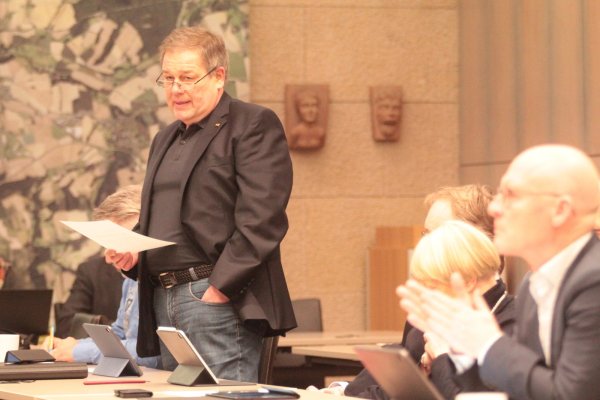 Udo Golabeck verliest seine persönliche Erklärung am Montagabend im Stadtrat und erklärt damit seinen Rücktritt vom Fraktionsvorsitz. - © Till Brand