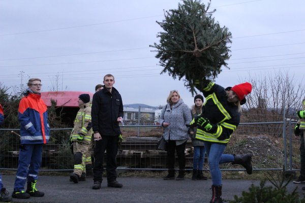 In verschiedenen Kategorien können die Teilnehmer ihr Geschick beim Tannenbaumweitwurf der Freiwilligen Feuerwehr unter Beweis stellen. Archivfoto: Anna Muer - © Anna Muer