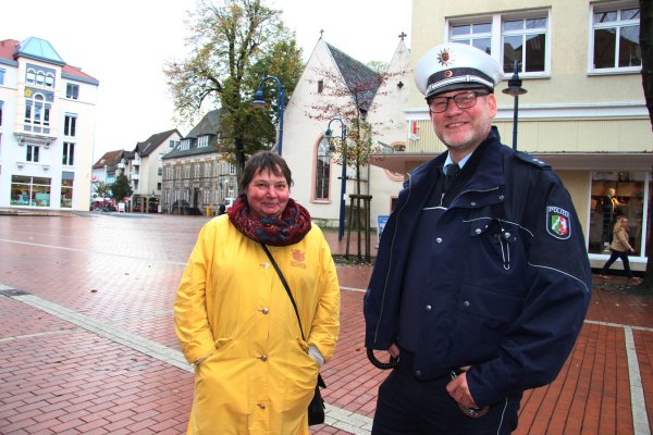 Im Gespräch: Cornelia Diekjobst mit dem neuen Bezirksbeamten von Lage, Jörg Kuhlemann, der sich auf seine kommenden Gespräche mit Bürgern freut. - © Cordula Gröne