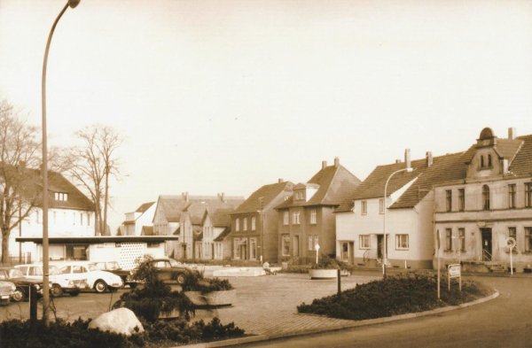 So sah es im Leopoldshöher Zentrum vor einem halben Jahrhundert aus. Auf dem Marktplatz durfte man noch parken, es gab einen Kiosk, und im Gebäude rechts residierte die Post. - © Heimatverein Leopoldshöhe