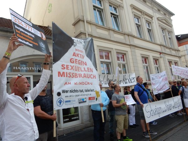 Machen Druck: Markus Diegmann (links) hat mit 70 Bürgern vor dem Landgericht demonstriert. - © Astrid sewing