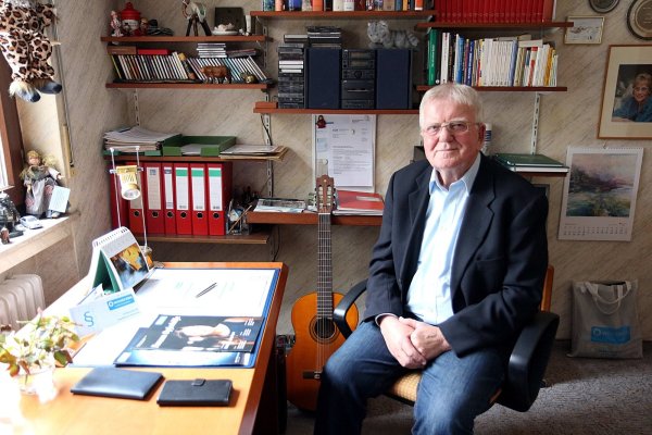 Im Arbeitszimmer: Von hier aus organisiert Hugo Prante seine Tätigkeit beim Weißen Ring, bereitet sich auf die Proben des Männerchores Leopoldshöhe vor und auf das Singen mit Freunden, das er mit der Gitarre begleitet. - © Thomas Dohna