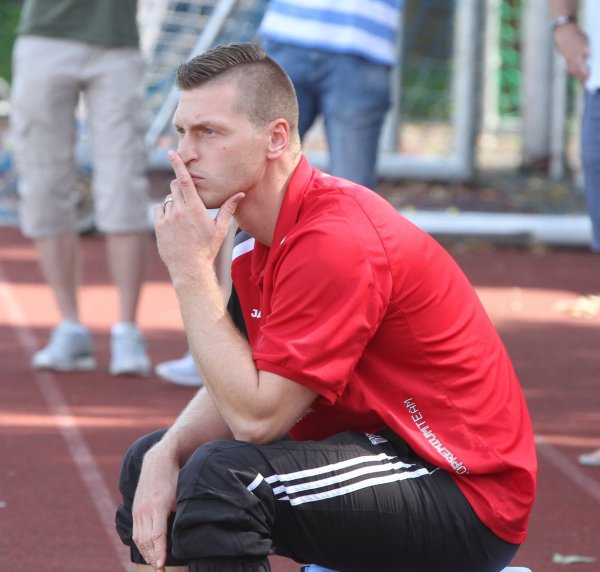 Nachdenklich: Daniel Barbarito ist im zweiten Jahr Trainer des RSV Barntrup. - © Sebastian Lucas