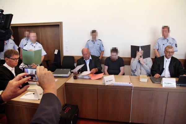 Das war der Prozessauftakt: Auf der Anklagebank finden sich (von links) Anwalt Jann Popkes, sein Mandant Heiko V., Anwalt Jürgen Bogner, sein Mandant Mario S., Andreas V. und sein Anwalt Johannes Salmen. - © Bernhard Preuss