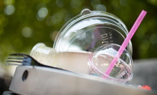 In er Bielefelder City türmt sich der Abfall. - © Alexander Heinl/dpa