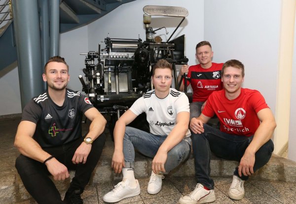 Beim LZ-Besuch: (von links) Oliver Sölter vom RSV Barntrup, Tobias Gatzke (Post-TSV Detmold), Marco Mescheder (FC Augustdorf) und Simon Schneidermann (TBV Lemgo) gruppierte die LZ-Sportredaktion in die "Champions-Runde". - © Sebastian Lucas