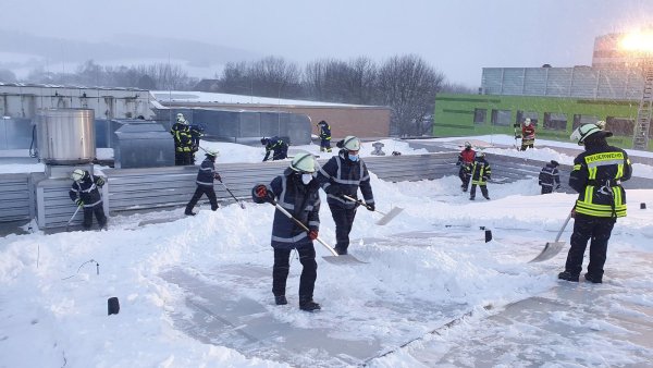 Einsatzkräfte der Wehr schaufeln das Dach der Phoenix-Contact-Arena frei. - © Feuerwehr Lemgo