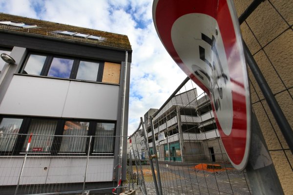 Hornsches Tor: Ab April geht es mit den Abrissarbeiten vom Parkhaus und den Verwaltungsbauten los. Zunächst werden vorbereitende Maßnahmen im Fokus stehen. Ende der Sommerferien will die Stadt fertig sein. Dann verbleibt eine große Baugrube. - © Vera Gerstendorf-Welle