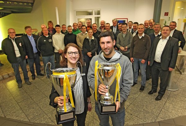LZ-Cup-Endrundenauslosung: Der Bielefelder Fußball-Profi Stephan Salger, ein sympathischer Vertreter seiner Zunft, präsentiert mit Barbara Lucas von der LZ-Marketing-Abteilung den Pokal für die Sieger der Damen- und Herrenmannschaften. - © Vera Gerstendorf-Welle
