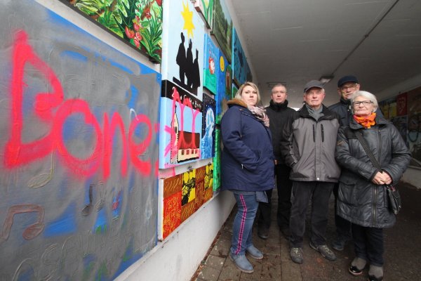 Mit Farbe sind Bilder im „Bunten Tunnel" besprüht worden. Manche sind nicht mehr zu retten, beklagen (von links) Nadine Reineke und Hubertus Fricke von der Gemeinde Extertal, Heinrich Schäfer und Fred Piechnik vom Heimat- und Verkehrsverein Bösingfeld und Künstlerin Edith Hausstätter. - © Jens Rademacher