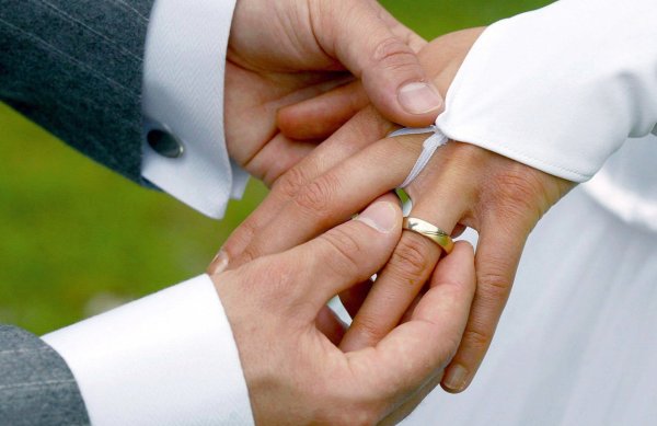 Der Hochzeitstag soll etwas Besonderes sein. Ein außergewöhnliches Ambiente kann dazu beitragen. Foto: Andreas Lander/dpa - © (c) dpa-Zentralbild