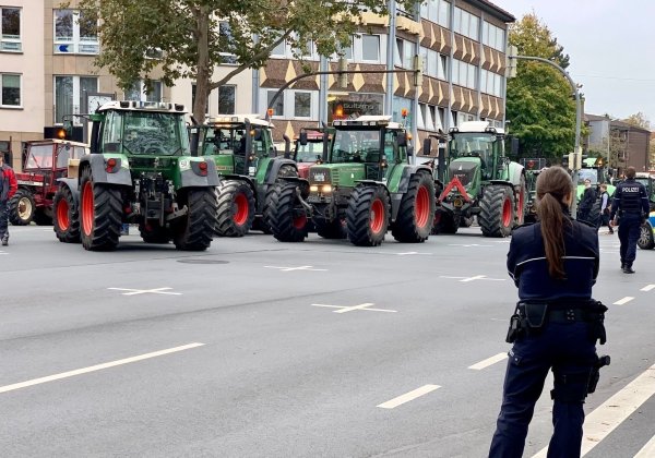 Am Vormittag blockieren Landwirte mit ihren Maschinen das Westerntor in Paderborn. - © Ralph Meyer