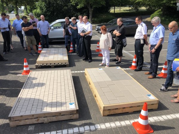 Ortstermin auf dem Rathausparkplatz: Auf der Palette rechts sind die Farben zu sehen, in denen der Vorplatz des Kurgastzentrums gepflastert werden sollte, vorne links sieht man die Steingröße, die vorgesehen ist. Hinten links liegt das Pflaster, das die weitere Parkstraße prägen soll. Der Bauausschuss und der Aufsichtsrat des Staatsbades sind von der Farbvariante für den Vorplatz des Kurgastzentrums indes nicht überzeugt. - © Sven Kienscherf