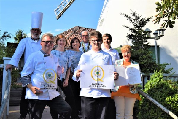 Freuen sich über die Auszeichnung: (von links): Jürgen Rabe (stellv. Vors. Verband der Köche NRW), Holger Lemke, Anna-Katharina Lemke, Rebecca Niggemann, Klaus Wilfried Meyer (Verband der Köche NRW), Moritz Lürding, David Klatt und Birgit Lemke. - © Greta Wiedemeier